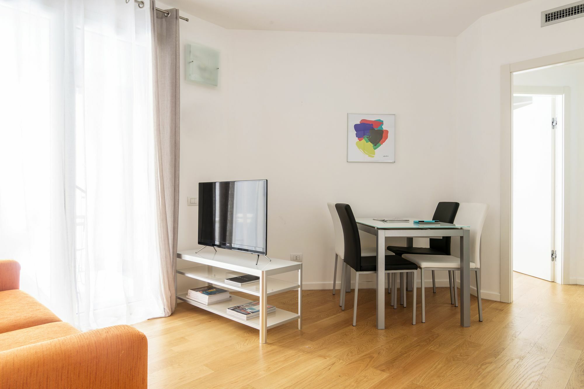 ミラノJoivy Sunny 1-Bed Flat With Balconyアパートメント エクステリア 写真